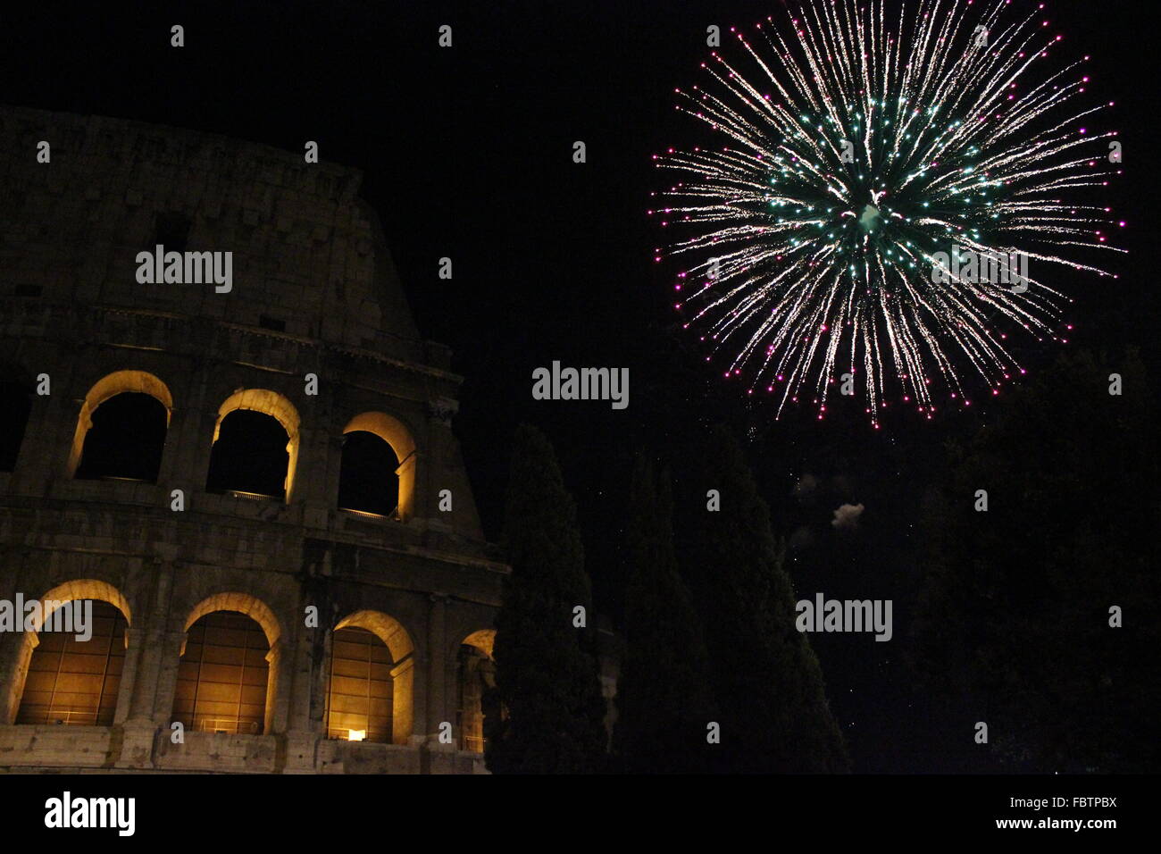 Capodanno in Roma, fuochi d'artificio al Colosseo Foto Stock