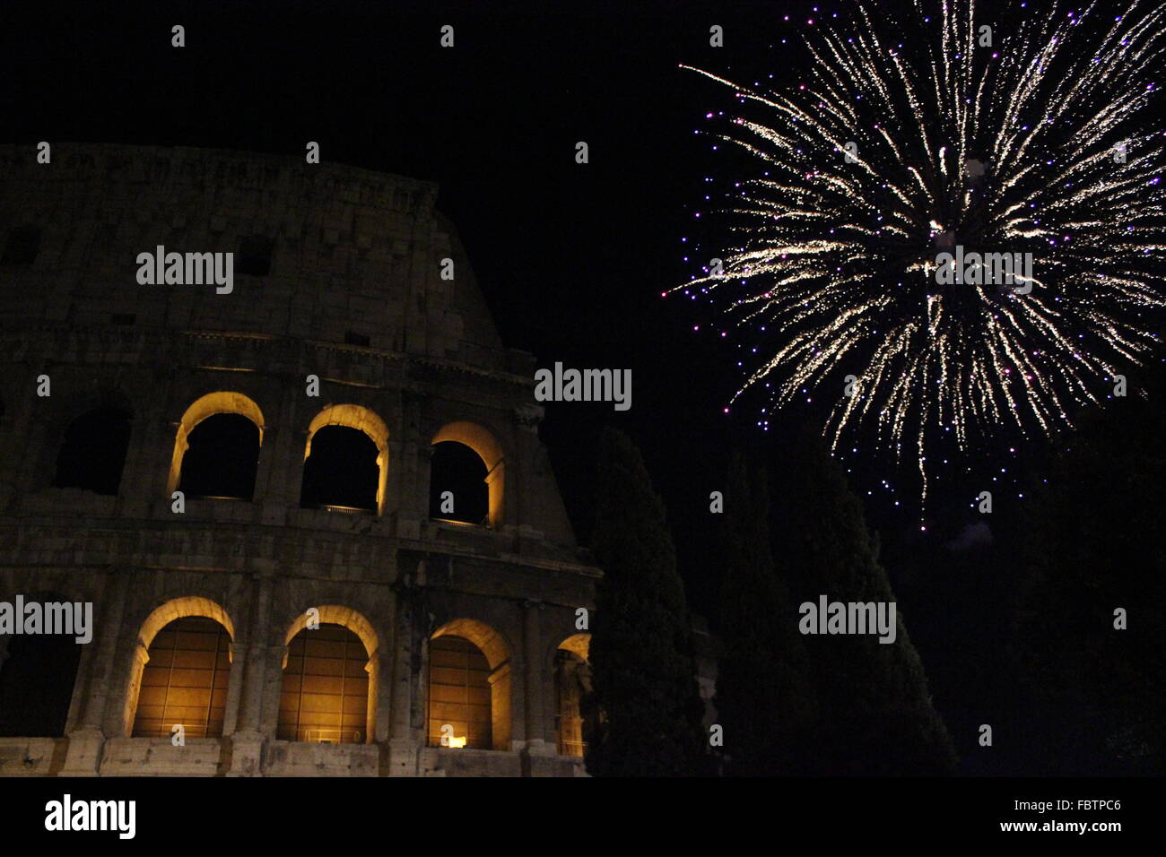Capodanno in Roma, fuochi d'artificio al Colosseo Foto Stock