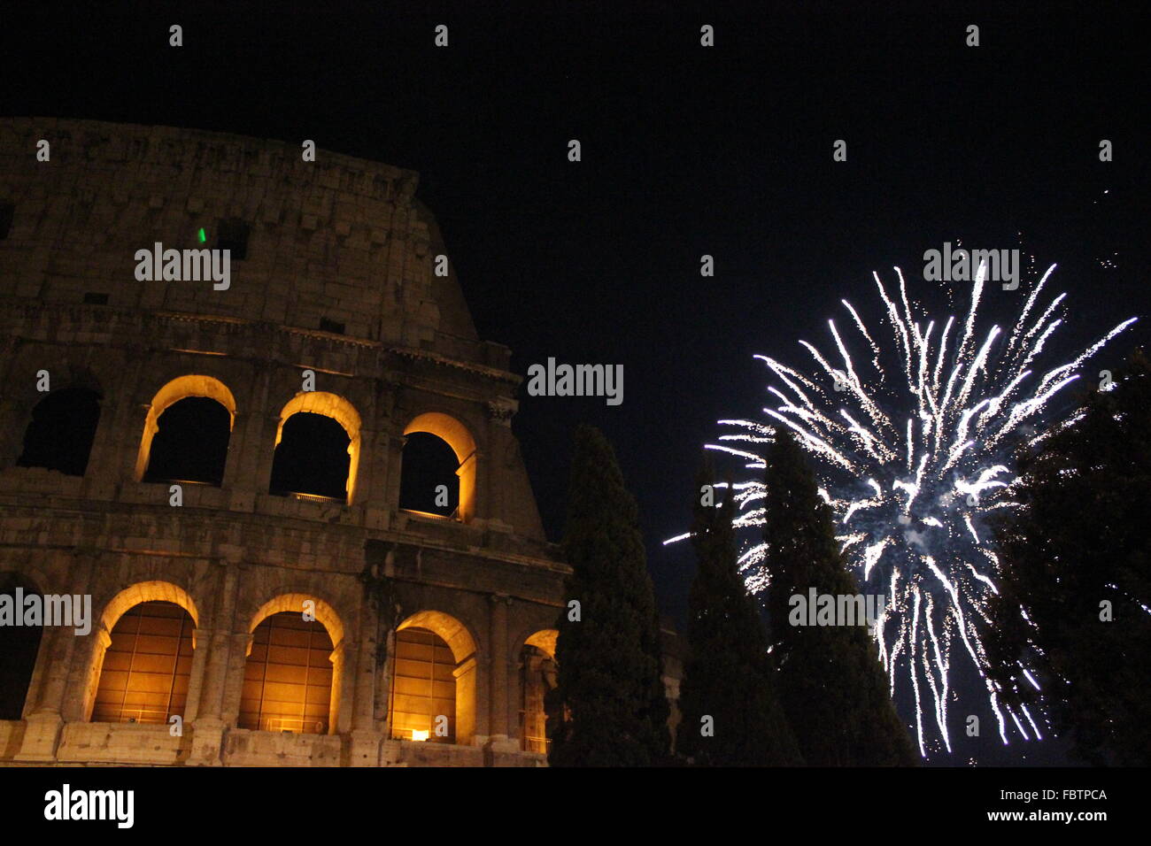 Capodanno in Roma, fuochi d'artificio al Colosseo Foto Stock