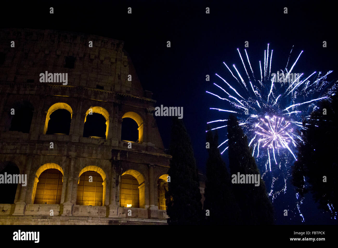 Capodanno in Roma, fuochi d'artificio al Colosseo Foto Stock