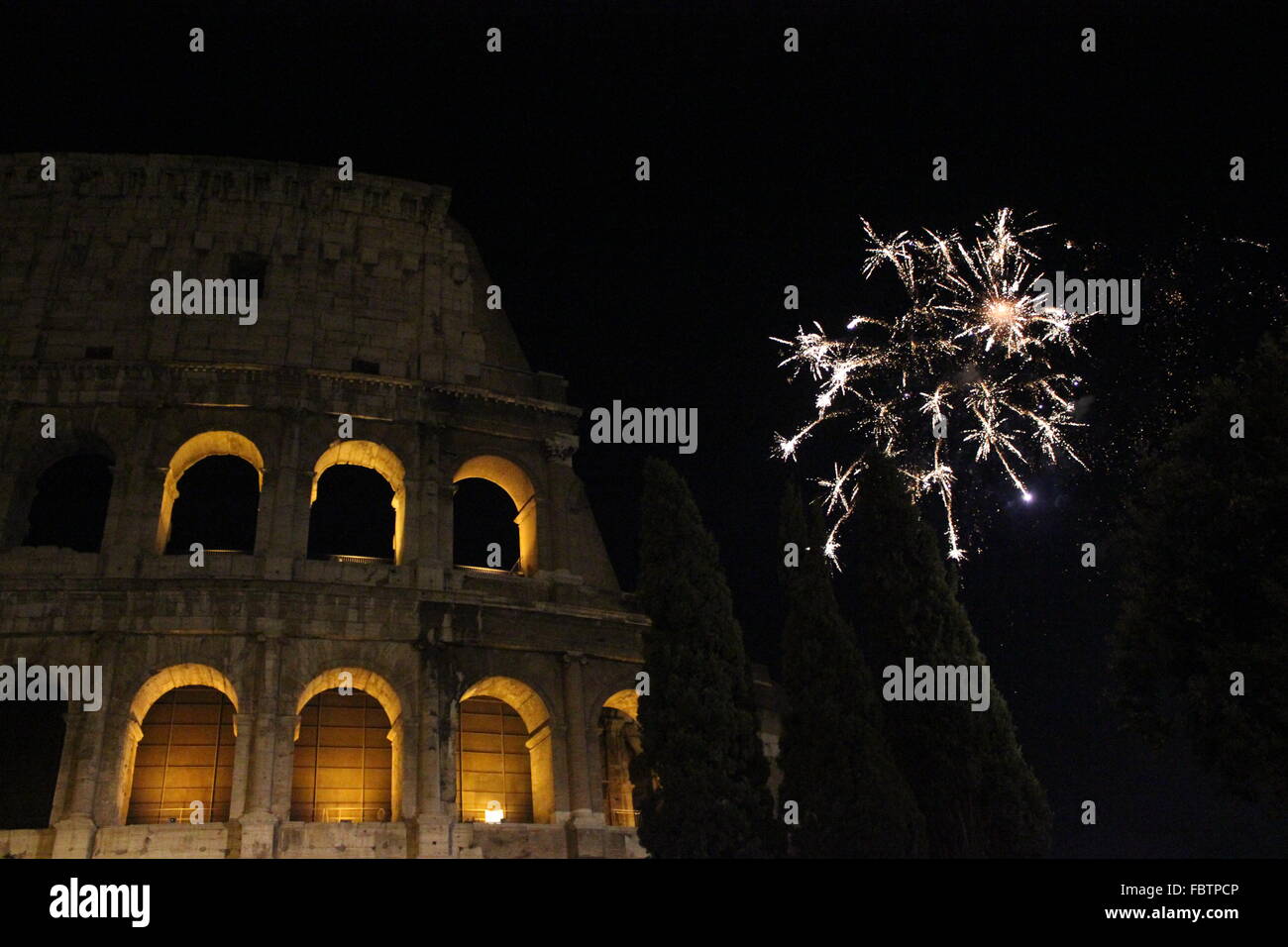 Capodanno in Roma, fuochi d'artificio al Colosseo Foto Stock