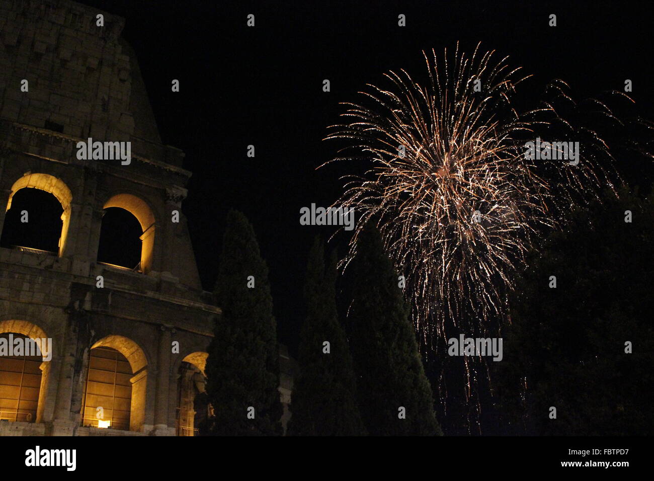Capodanno in Roma, fuochi d'artificio al Colosseo Foto Stock