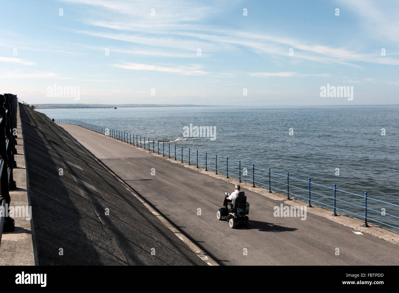 Hartlepool. Un uomo alla guida di uno scooter di mobilità dal mare. Foto Stock