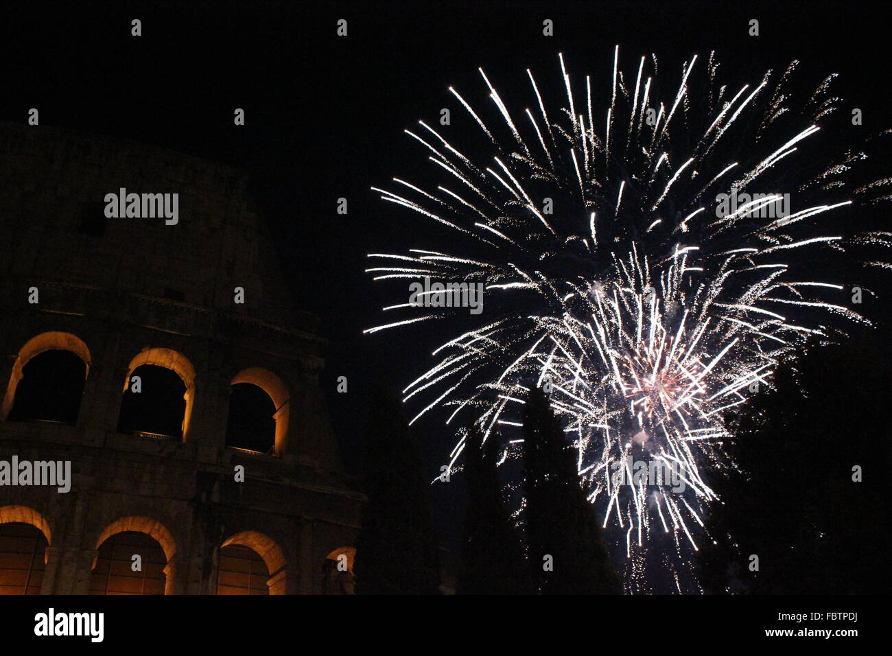 Capodanno in Roma, fuochi d'artificio al Colosseo Foto Stock