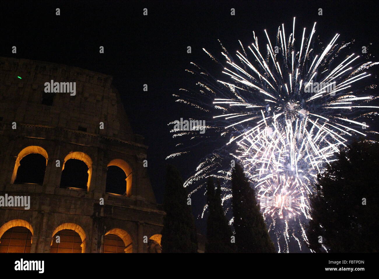 Capodanno in Roma, fuochi d'artificio al Colosseo Foto Stock