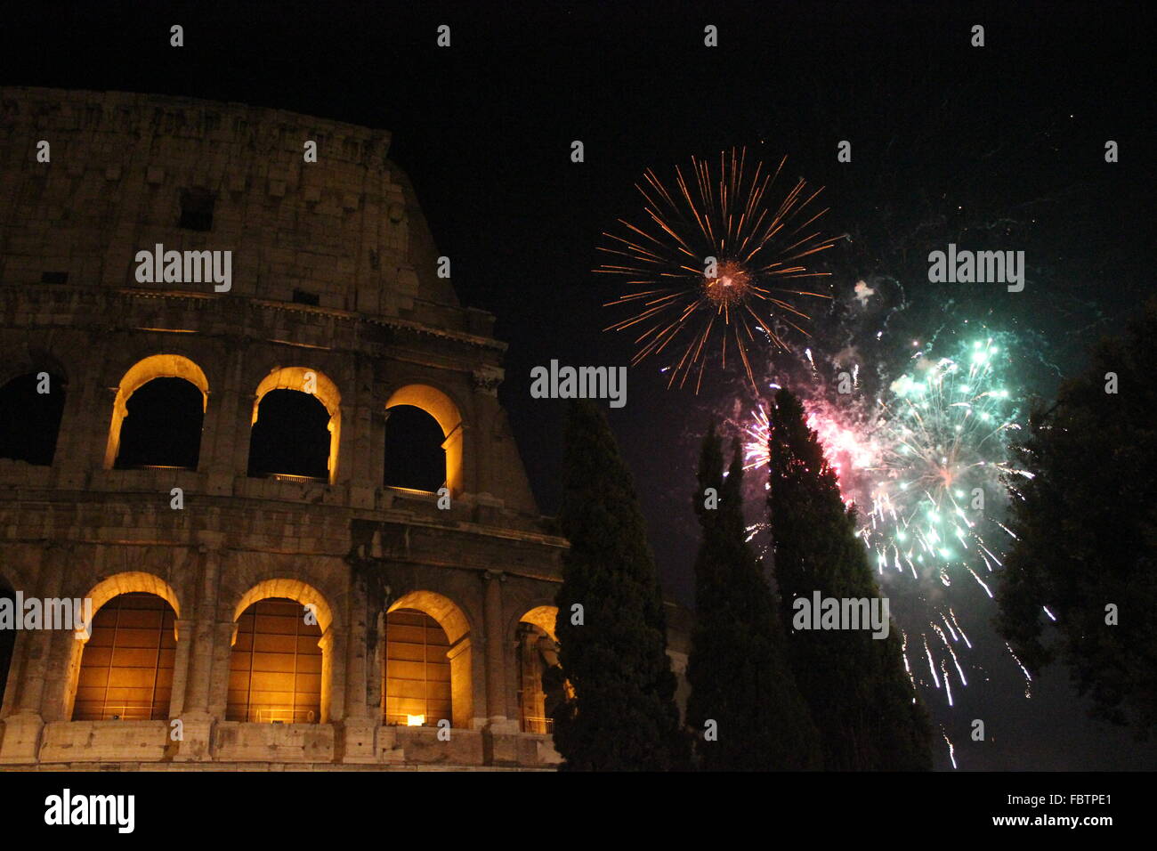 Capodanno in Roma, fuochi d'artificio al Colosseo Foto Stock