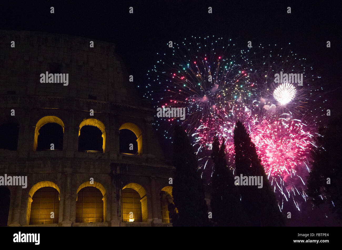 Capodanno in Roma, fuochi d'artificio al Colosseo Foto Stock