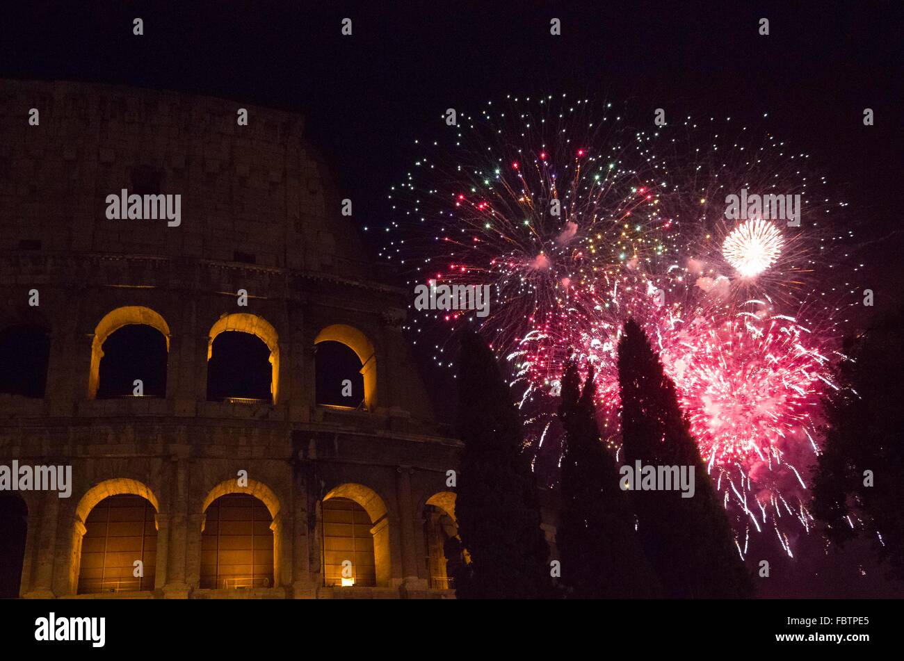 Capodanno in Roma, fuochi d'artificio al Colosseo Foto Stock