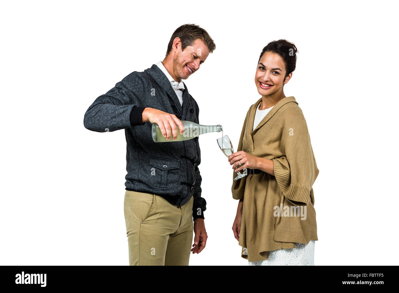 L'uomo versando il vino in vetro con donna Foto Stock