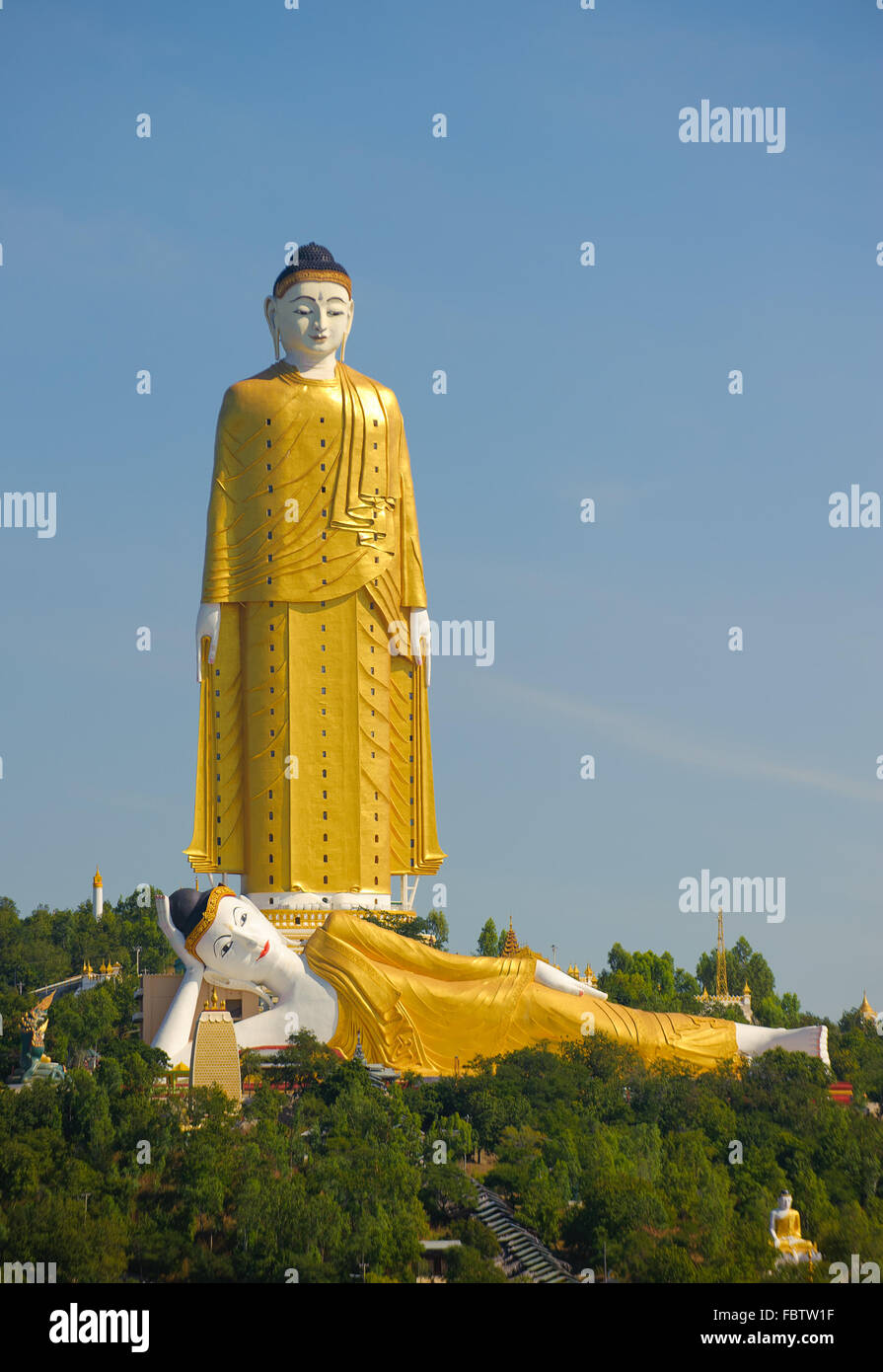 Gigante e permanente di Buddha Reclinato, Monywa, Myanmar Foto Stock