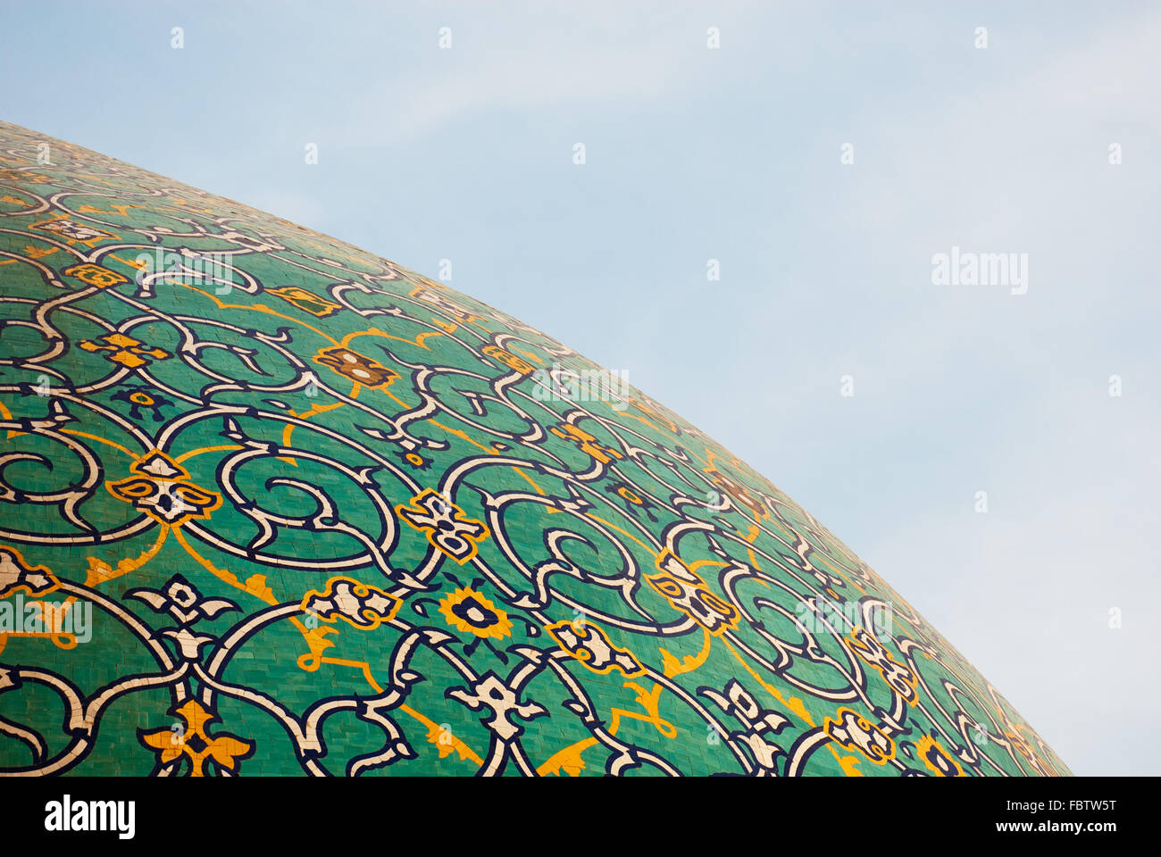 La cupola della moschea oltre il cielo blu, Isfahan, Iran Foto Stock