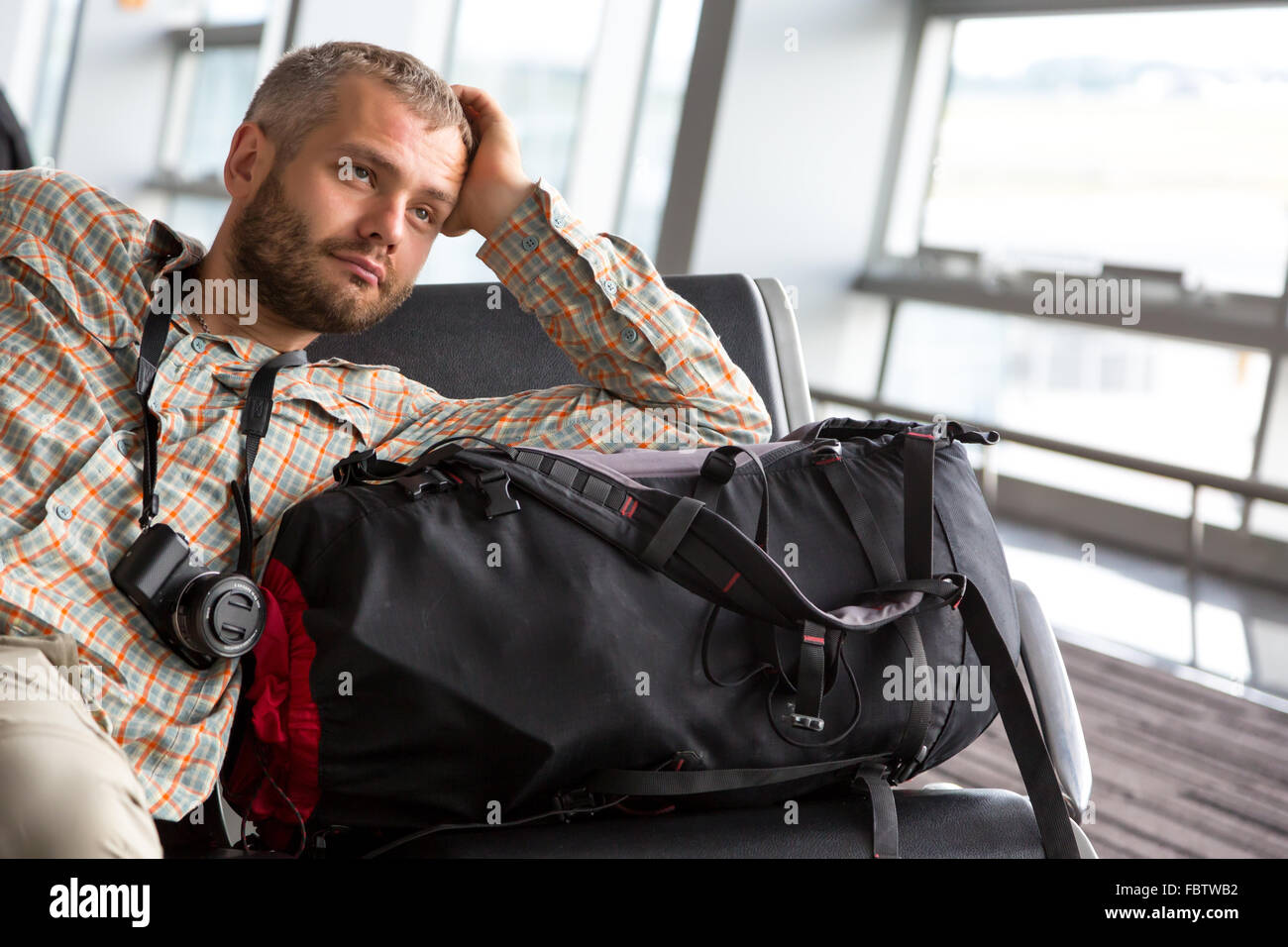 Traveler guardando nel lontano Foto Stock