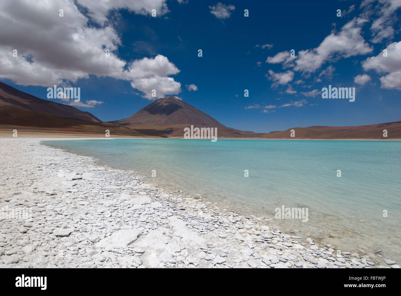 Montagna, riflettendo nel lago laguna verde, Bolivia Foto Stock