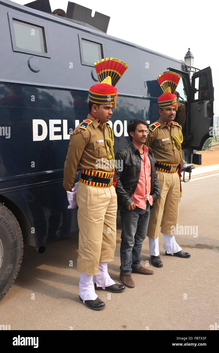 New Delhi, India. Tourist in posa con la polizia in uniforme cerimoniale Foto Stock