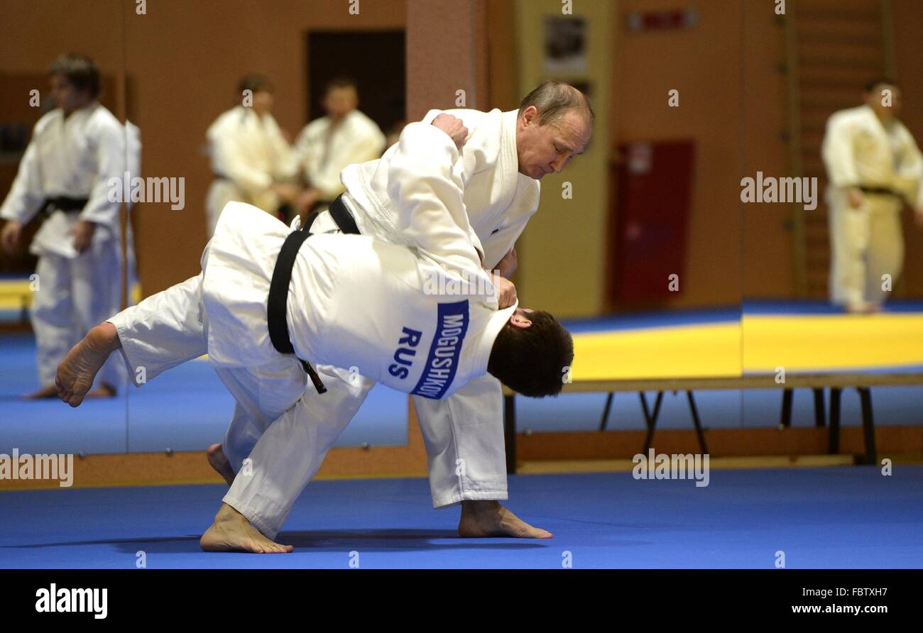 Il presidente russo Vladimir Putin esegue un prendere giù durante una sessione di allenamento con la nazionale russa team Judo Gennaio 8, 2016 in Sochi, Russia. Foto Stock