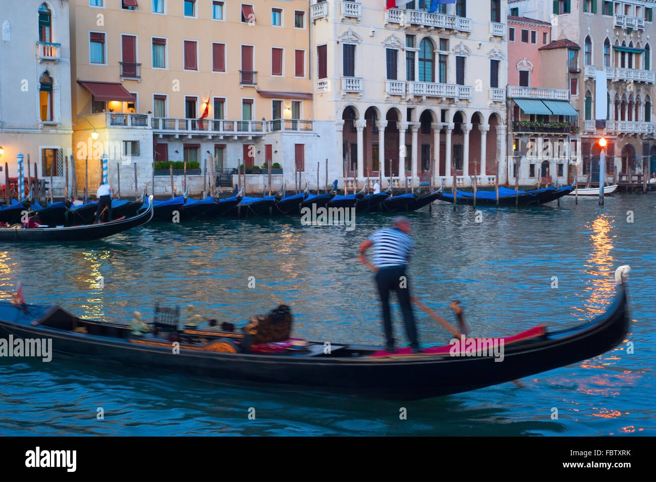 In gondola su un canale di Venezia al tramonto colorato. Italia Foto Stock