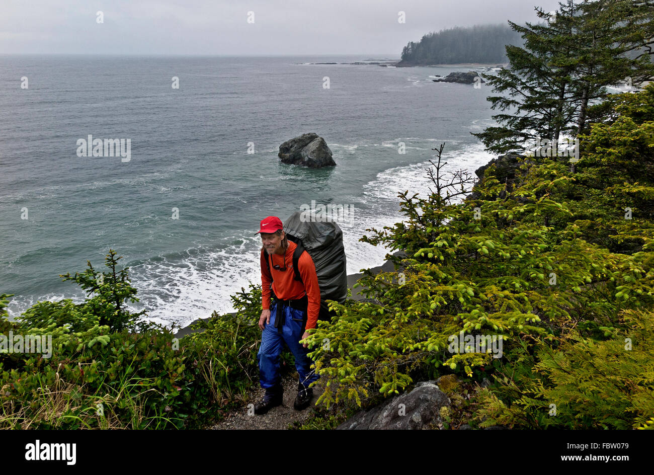 BRITISH COLUMBIA - escursionista sulla West Coast Trail che si affacciano sull'Oceano Pacifico, a nord di Nitinat si restringe sull'Isola di Vancouver. Foto Stock