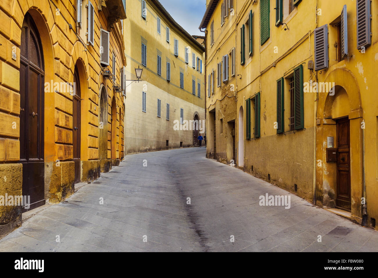 Parete gialla con porta medioevale nella città Toscana Siena Italia Foto Stock