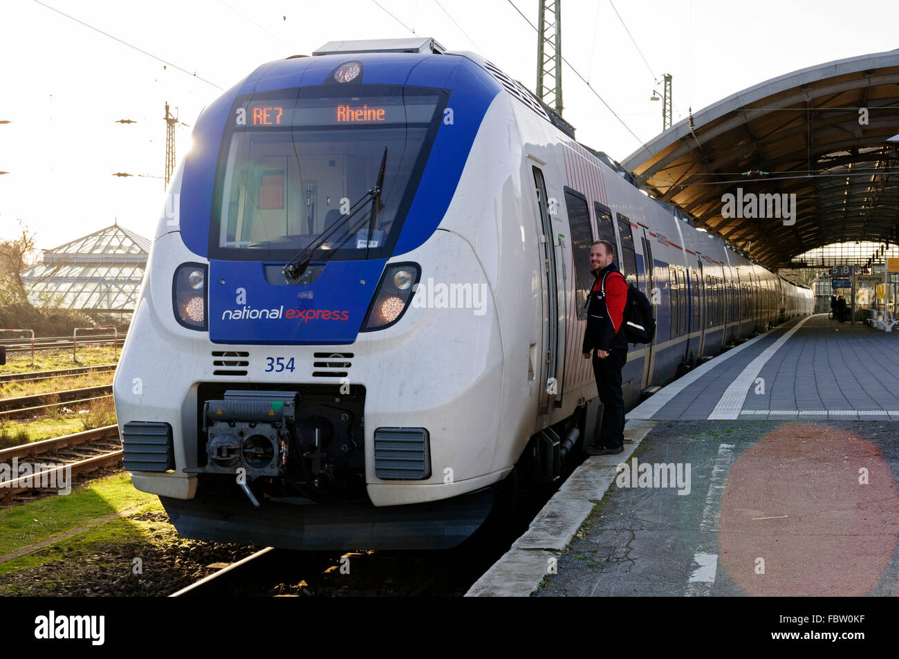 La National Express talento treno EMU a Krefeld sul RE7 service a Reine, Germania. Foto Stock