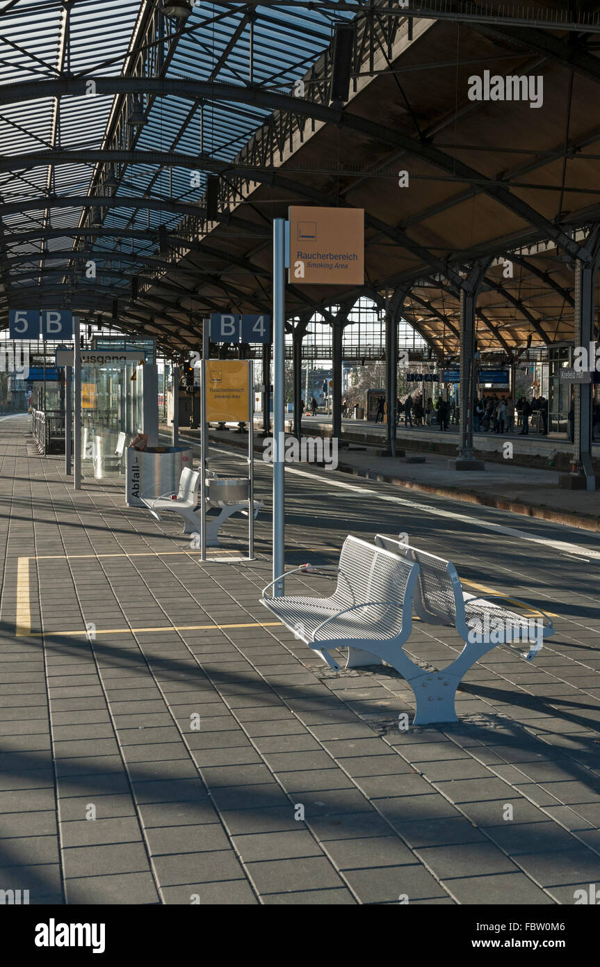 Area Fumatori e sulla piattaforma della stazione, Krefeld, NRW, Germania. Foto Stock