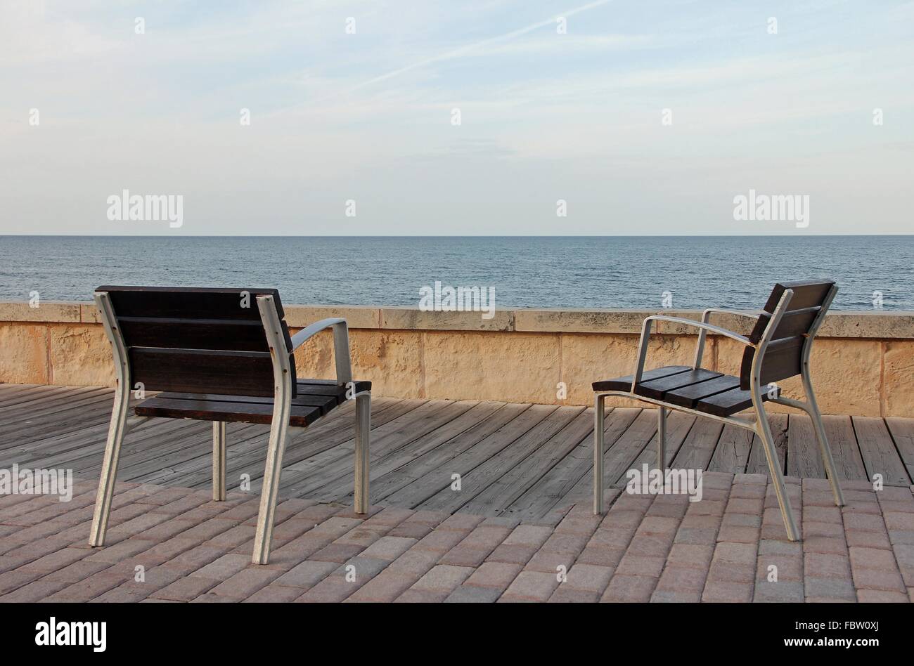 Due sedie di fronte al mare Foto Stock