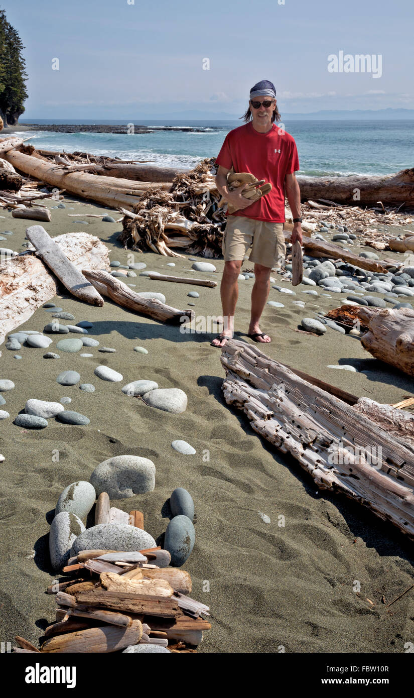 BRITISH COLUMBIA - la raccolta di legname per la sera il fuoco sulla spiaggia a Walbarn Creek Camp sull isola di Vancouver West Coast Trail Foto Stock