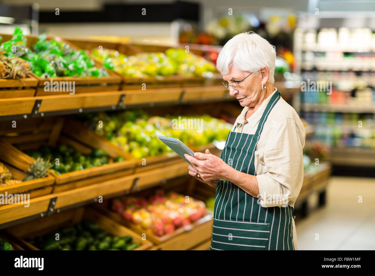 Il dipendente senior lavora con tablet Foto Stock