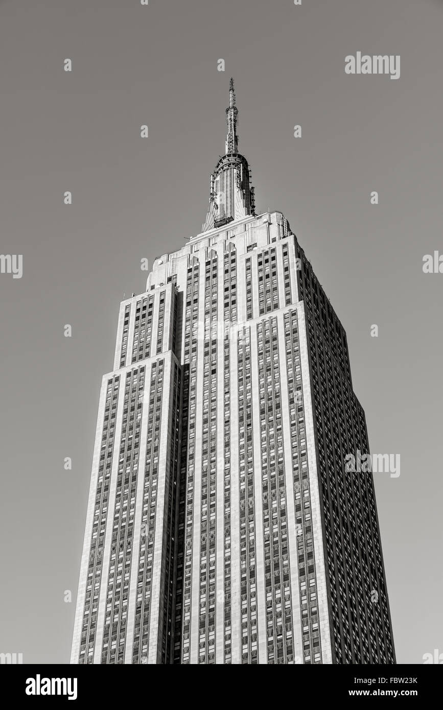 In bianco e nero a basso angolo di vista verticale dell'Art Deco Empire State Building grattacielo situato in Midtown Manhattan, New York Foto Stock