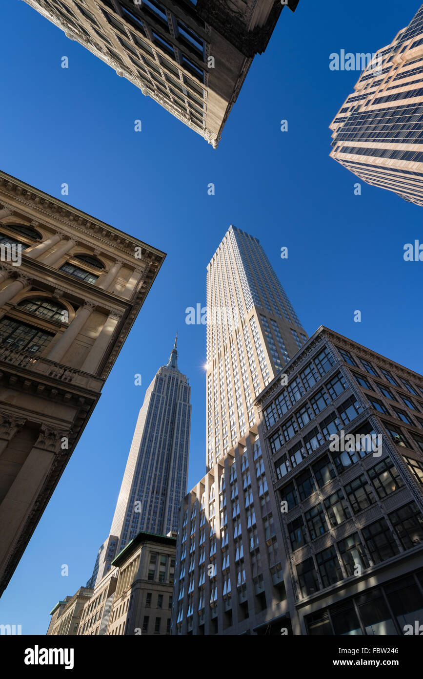 La luce del mattino sull'Empire State Building e altri grattacieli sulla Quinta Avenue, Midtown Manhattan, a New York City Foto Stock