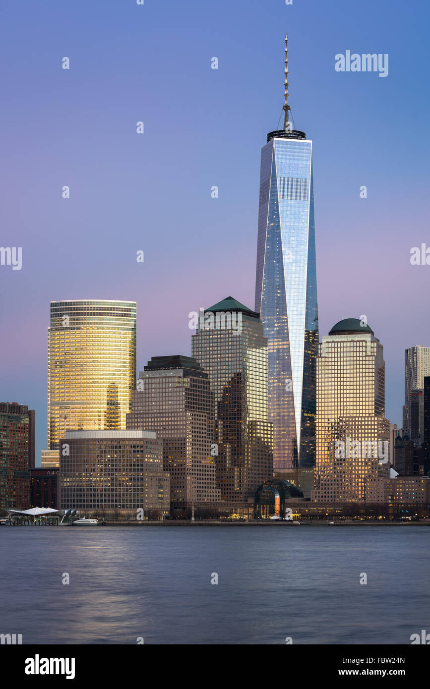 One World Trade Center (Freedom Tower) indipendente alto al crepuscolo nel quartiere finanziario di Lower Manhattan, New York City Foto Stock