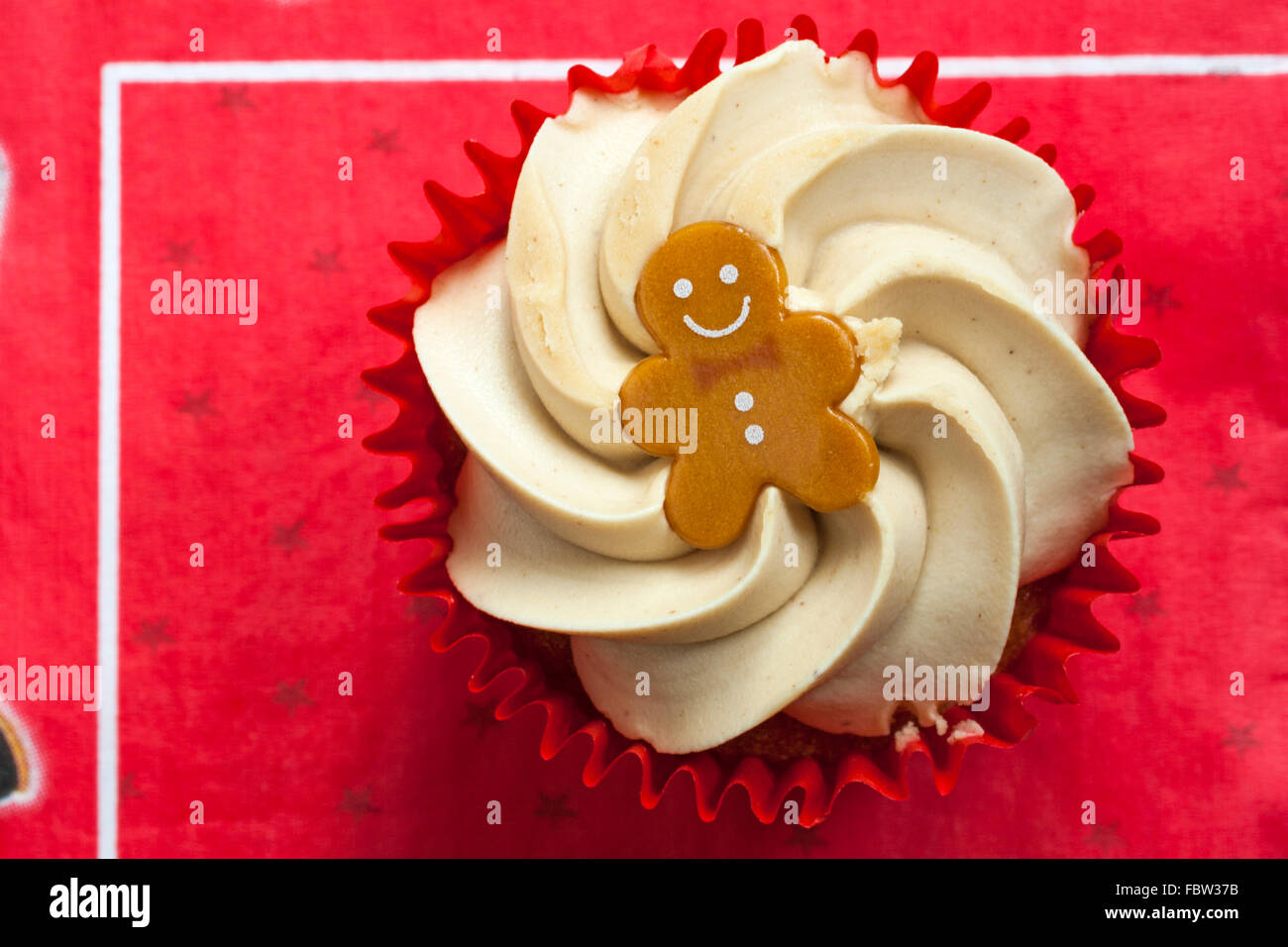 Tesco gingerbread cupcake sul tovagliolo rosso Foto Stock