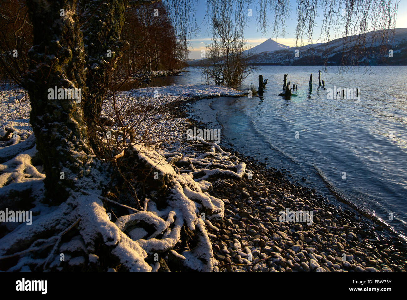 Sunrise over snowy Loch Rannoch in Scozia Foto Stock