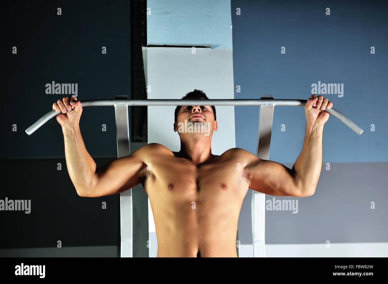 Giovane con forti braccia fuori lavoro in palestra Foto Stock