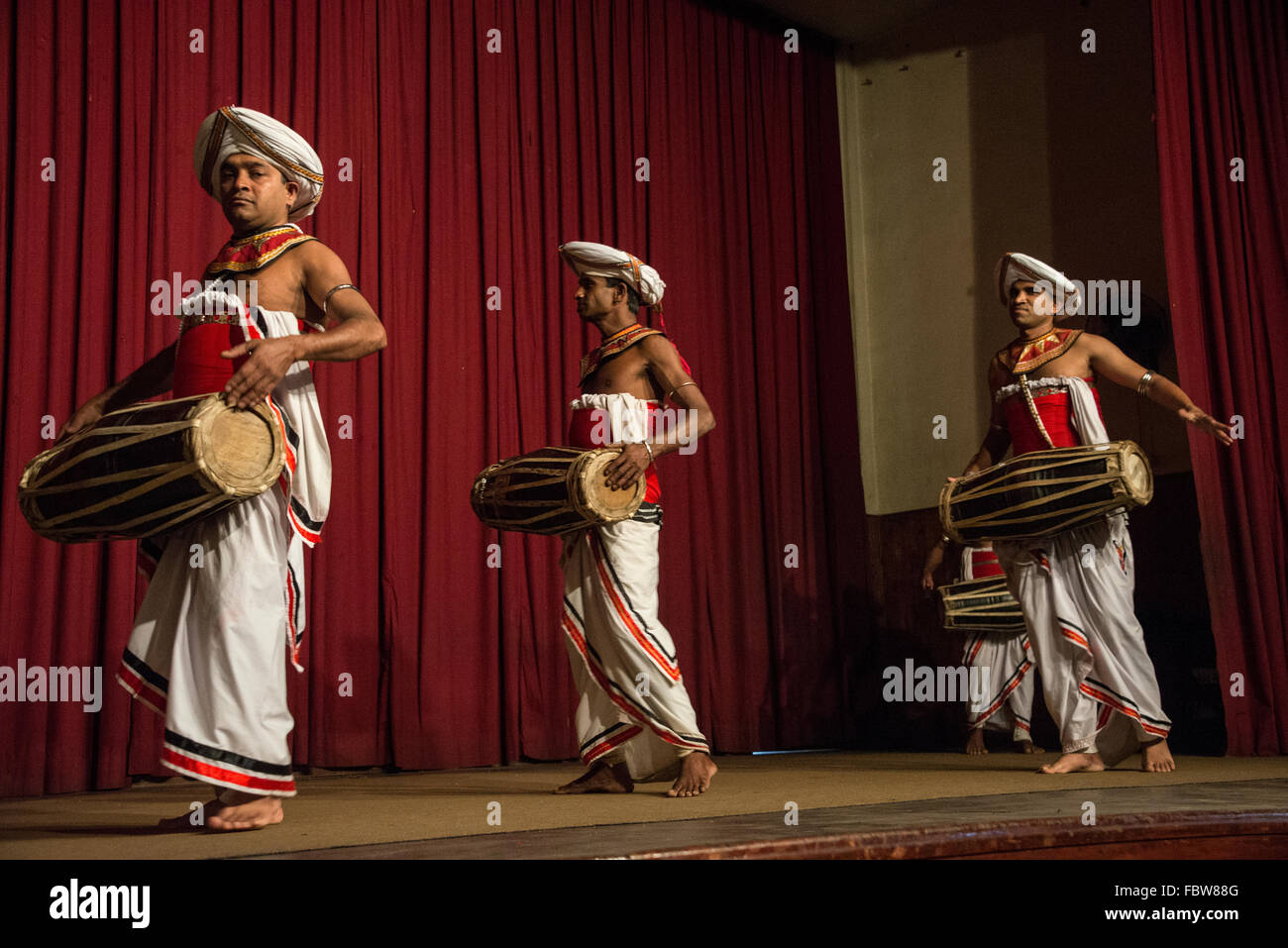 Un gruppo di batteristi Kandyan parte del Kandyan dance, sul palcoscenico a YMBA ( giovani uomini associazione buddista) Hall di Ksndy Foto Stock