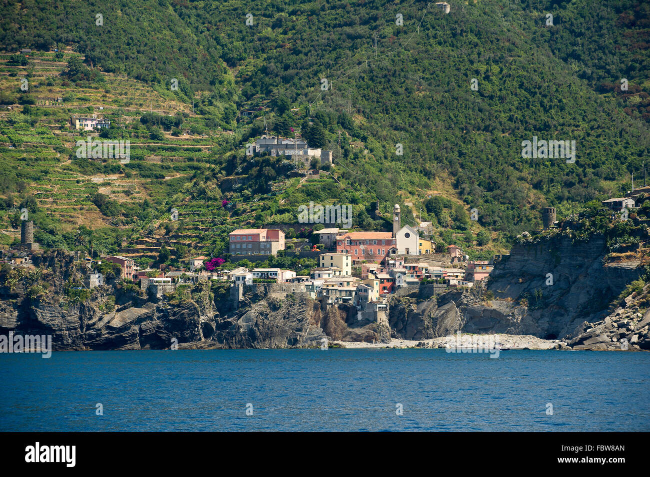 In Italia, la Liguria, il Parco Nazionale delle Cinque Terre Vernazza sito Patrimonio Mondiale dell'UNESCO, il Mar Mediterraneo, cliff top Foto Stock
