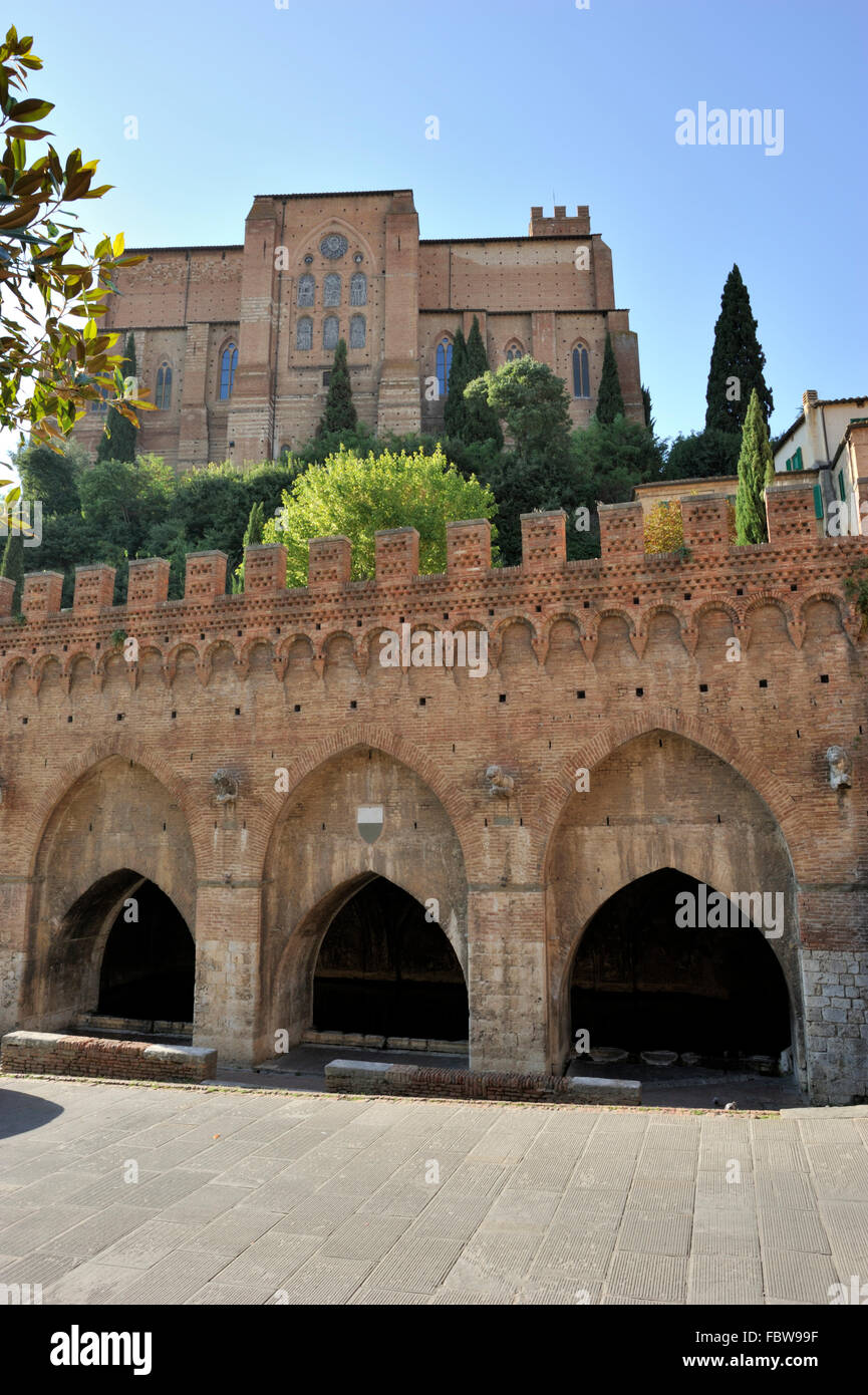 Italia, Toscana, Siena, Fontana di Fontebranda e Basilica di San Domenico Foto Stock