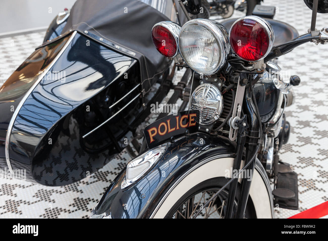 Parte anteriore della polizia retrò motocicletta Harley Davidson close up Foto Stock