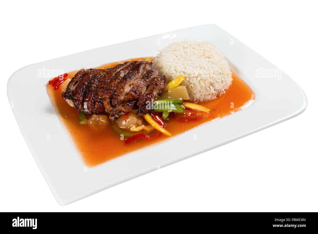 Cucina cinese su una piastra. Anatra arrosto con riso di verdure e salsa. Sfondo bianco isolato. Foto Stock