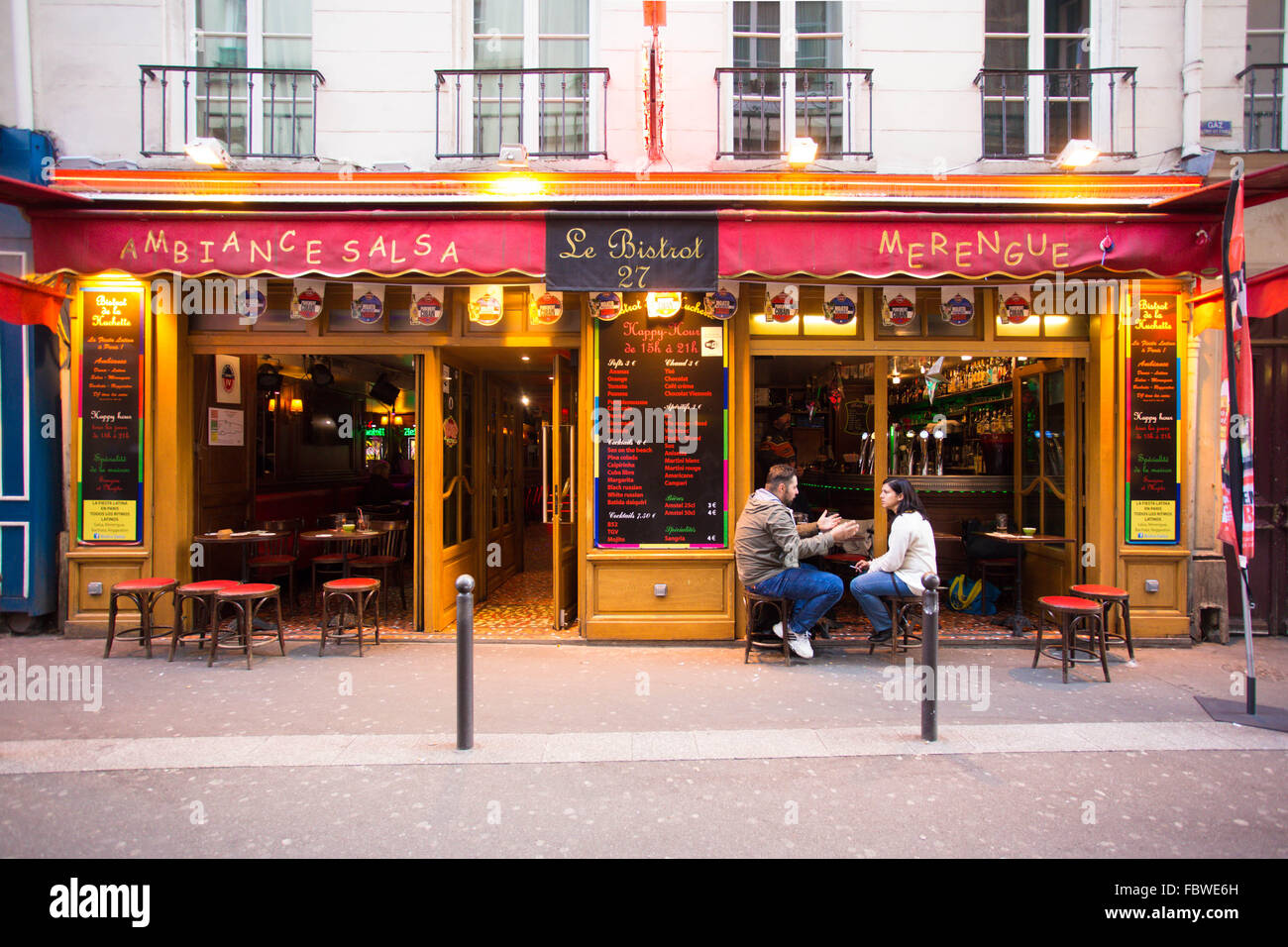 Sidewalk Cafe Scene di strada con persone da pranzo il Quartiere Latino di Parigi Francia Foto Stock