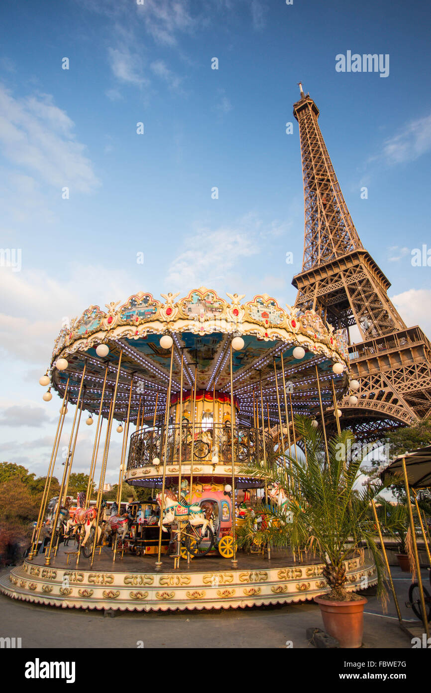 Giostra e Torre Eiffel visto da Parigi Francia Foto Stock