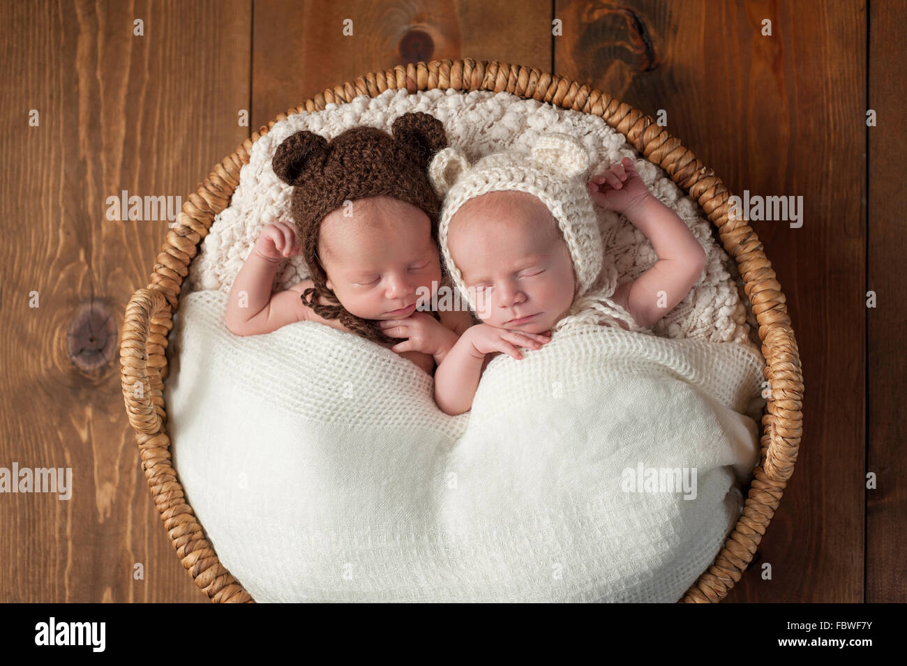 Twin Baby Boys indossando Bear cofani Foto Stock