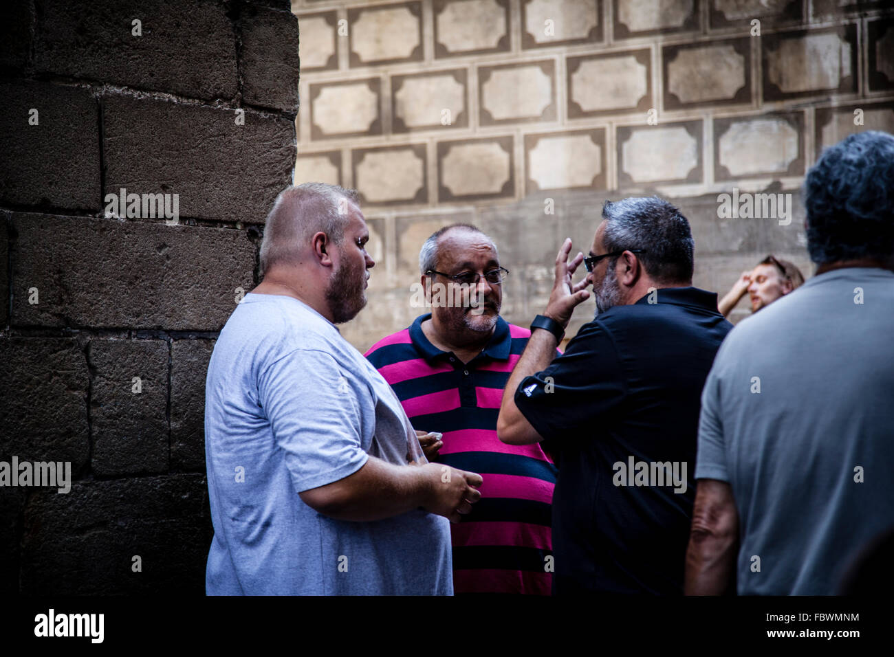 Persone talkin a Barcellona il quartiere gotico, Carrer del Bisbe Foto Stock