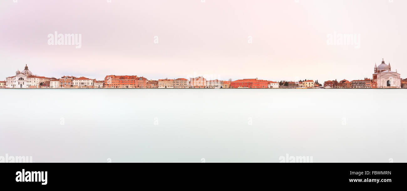 Famoso Canale della Giudecca landmark a Venezia in una panoramica di fotografie con lunghi tempi di esposizione. Canale della Giudecca è il principale canale d'acqua in Foto Stock