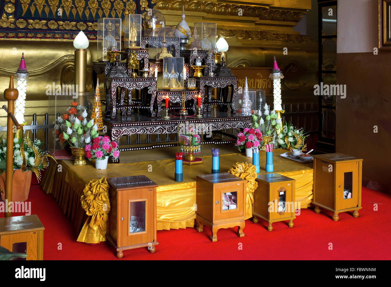 Altare buddista nel tempio, Thailandia Foto Stock
