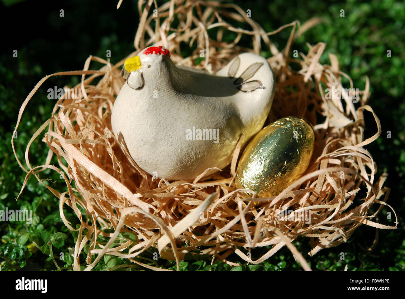 Hen depone le uova d'oro Foto Stock