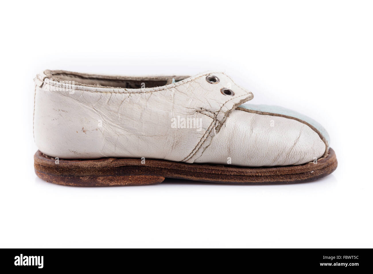 Bambini scarpe vecchie su sfondo bianco Foto Stock