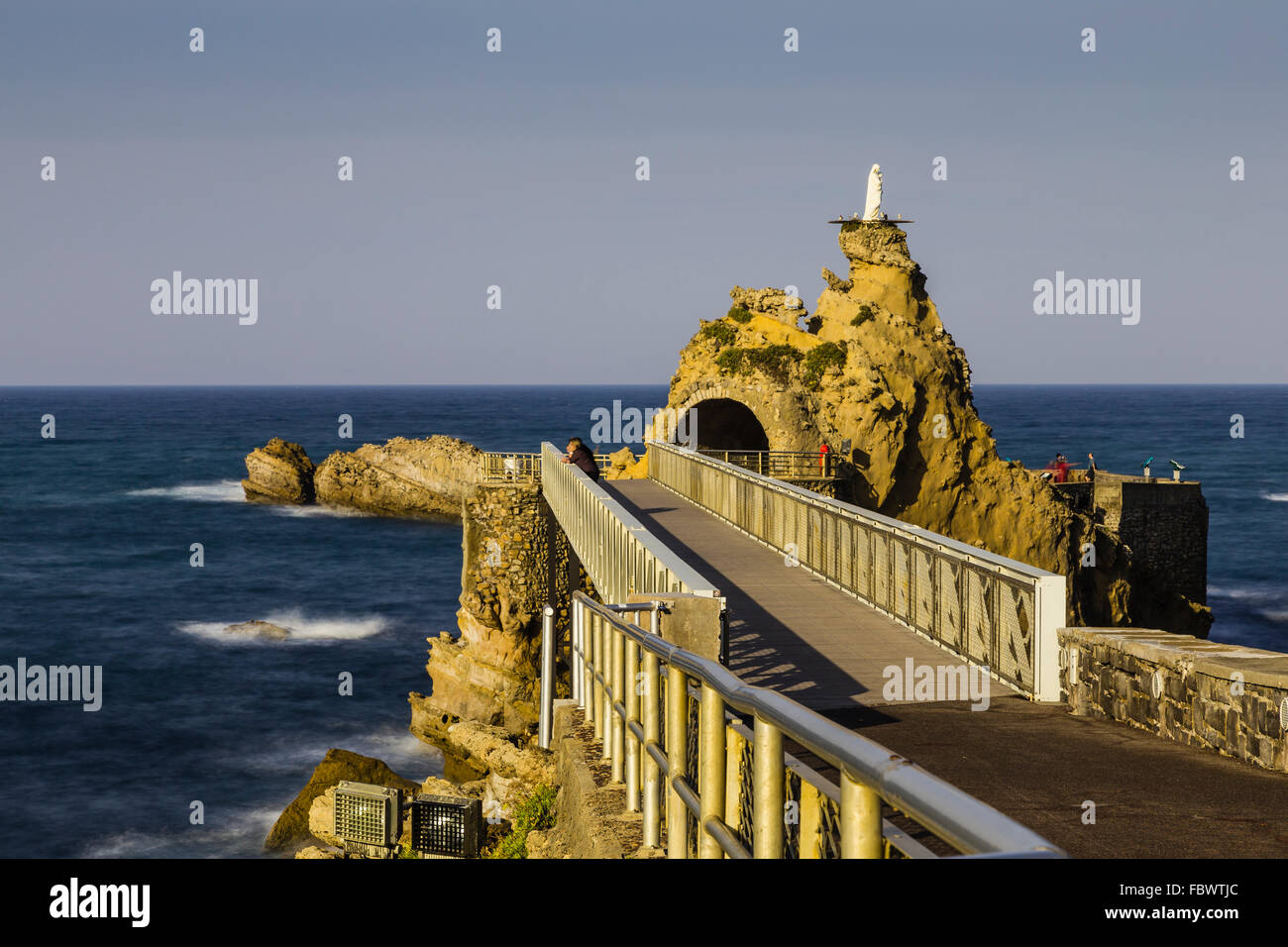 Ponte al Rocher de la Vierge rock in Biarritz, Francia Foto Stock