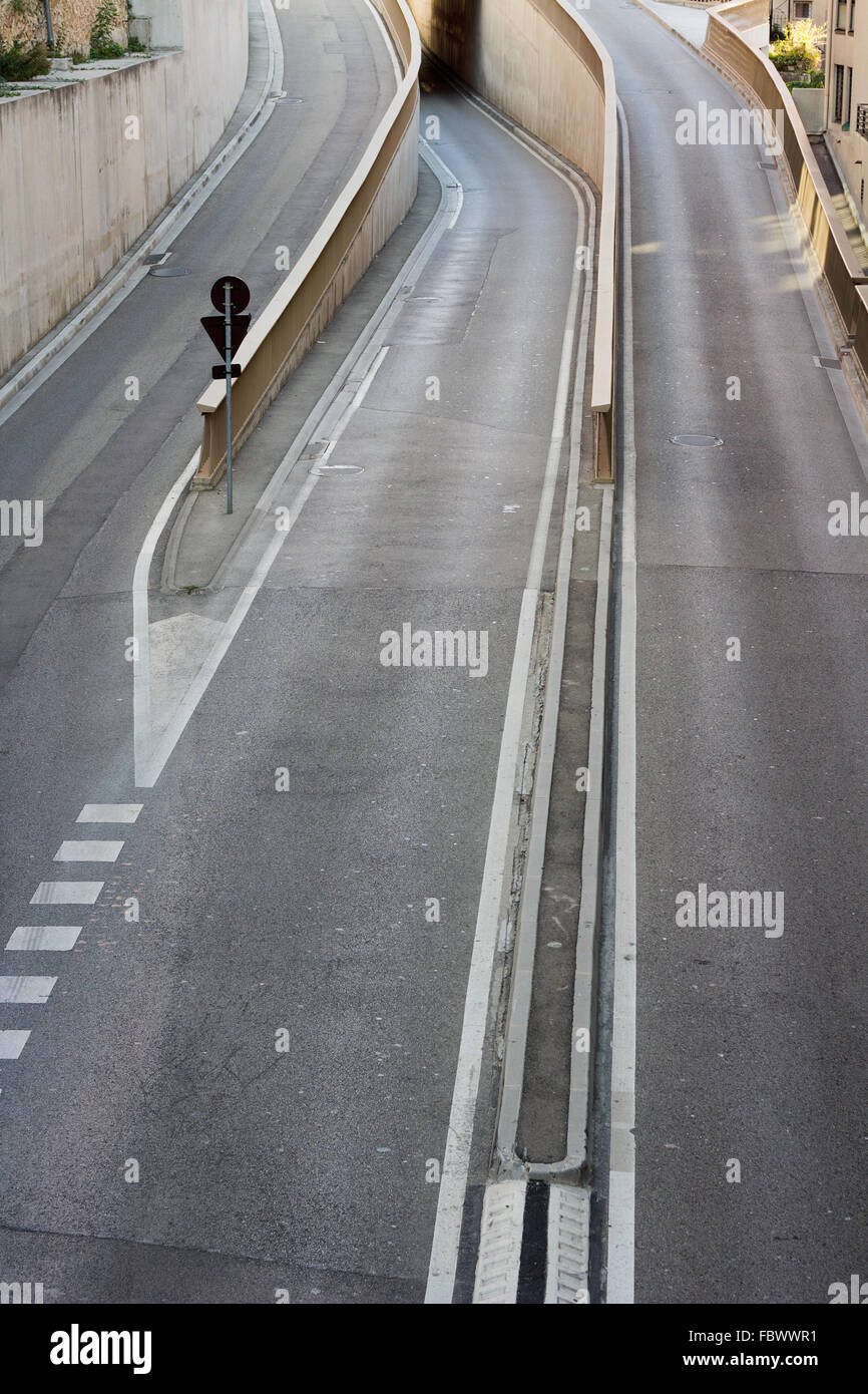 Una strada a tre corsie dividendo Foto Stock