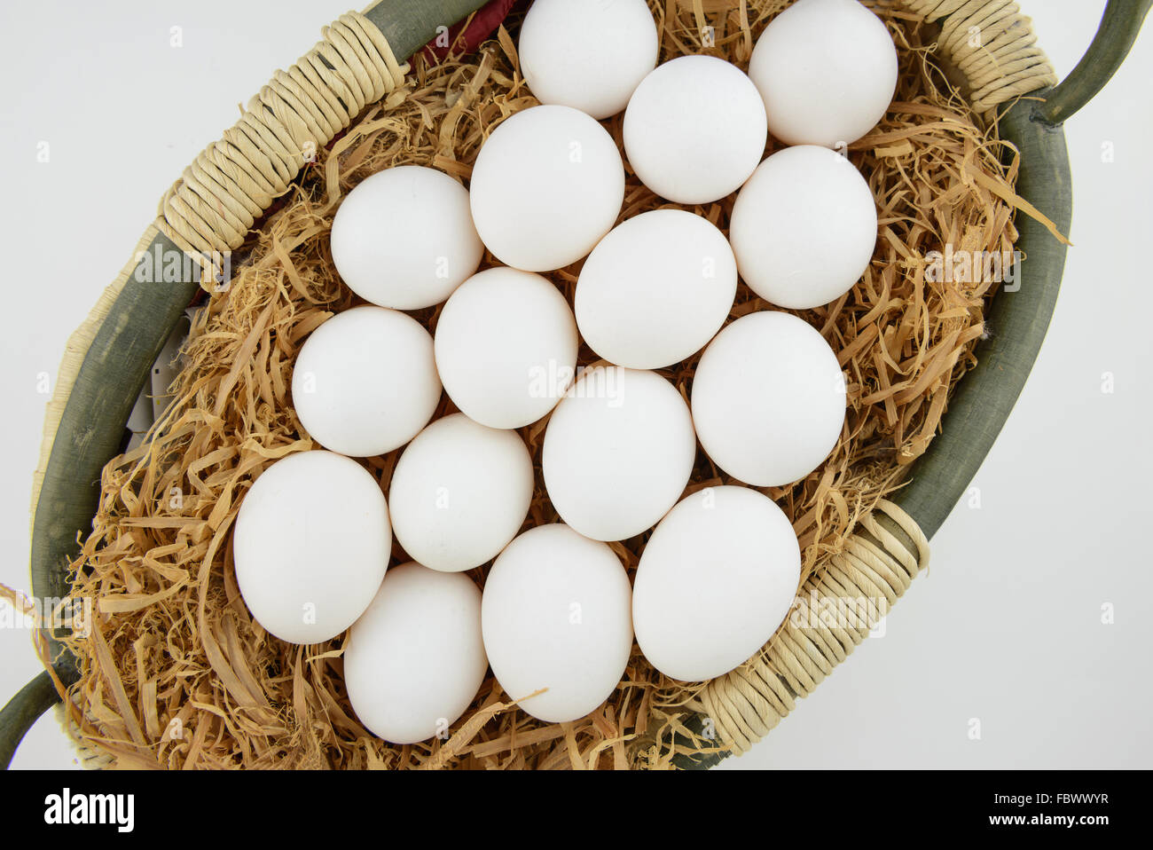 Le uova bianche in un cestello contenitore di lavoro, isolare sfondo, close up Foto Stock