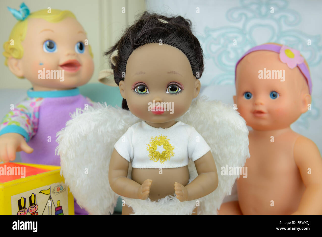 Gruppo di bambole, pelle nera bambola in tuta di angolo, ali bianche, ragazza Foto Stock